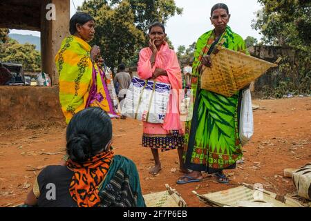 Laxmipur, Indien - 2021. Februar: Adivasi-Frauen vom Stamm Kondh kaufen am 20. Februar 2021 auf dem Laxmipur-Markt in Odisha, Indien, Rohrkörbe. Stockfoto