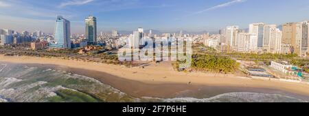 Schöner My Khe Strand von Drohne in Da Nang, Vietnam, Straße und Gebäude in der Nähe des zentralen Strand und das Meer. Foto von einem DROHNENBANNER, LANGFORMAT Stockfoto