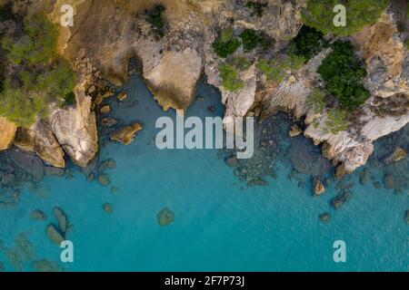 Luftaufnahme bei Sonnenaufgang am Kap Punta de l'Àliga, an der Costa Daurada, zwischen Ametlla de Mar und La Amolla (Mittelmeer, Tarragona, Spanien) Stockfoto