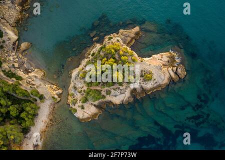 Luftaufnahme bei Sonnenaufgang am Kap Punta de l'Àliga, an der Costa Daurada, zwischen Ametlla de Mar und La Amolla (Mittelmeer, Tarragona, Spanien) Stockfoto