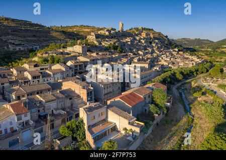 Luftaufnahme der mittelalterlichen Stadt Guimerà bei Sonnenuntergang (Provinz Lleida, Katalonien, Spanien) ESP: Vistas aéreas del Pueblo medieval de Guimerà al atardecer Stockfoto