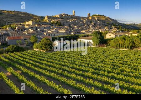 Luftaufnahme der mittelalterlichen Stadt Guimerà bei Sonnenuntergang (Provinz Lleida, Katalonien, Spanien) ESP: Vistas aéreas del Pueblo medieval de Guimerà al atardecer Stockfoto