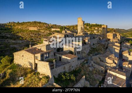 Luftaufnahme der mittelalterlichen Stadt Guimerà bei Sonnenuntergang (Provinz Lleida, Katalonien, Spanien) ESP: Vistas aéreas del Pueblo medieval de Guimerà al atardecer Stockfoto