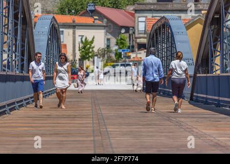 Regua / Portugal - 10/02/2020 : Blick auf ein älteres Paar von Touristen auf dem Rücken, Spaziergang durch die Metallbrücke der Stadt Peso Regua, andere b Stockfoto