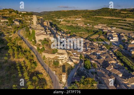 Luftaufnahme der mittelalterlichen Stadt Guimerà bei Sonnenuntergang (Provinz Lleida, Katalonien, Spanien) ESP: Vistas aéreas del Pueblo medieval de Guimerà al atardecer Stockfoto