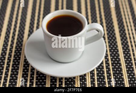 Schwarzer Kaffee in einer kleinen Kaffeetasse auf dem Tisch Stockfoto