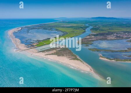 Luftaufnahme der Ebro-Mündung in das Mittelmeer im Ebro-Delta (Provinz Tarragona, Katalonien, Spanien) Stockfoto