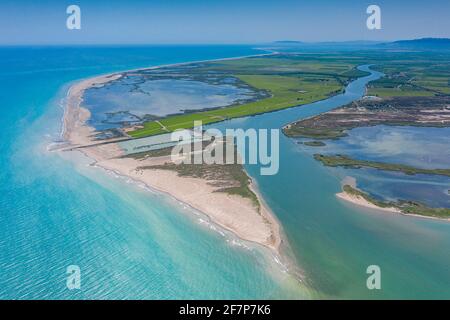 Luftaufnahme der Ebro-Mündung in das Mittelmeer im Ebro-Delta (Provinz Tarragona, Katalonien, Spanien) Stockfoto