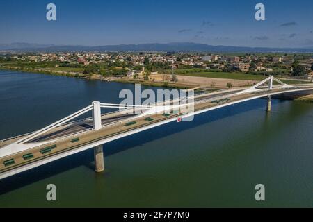 Luftaufnahme der Brücke Lo Passador über den Ebro-Fluss, dessen Delta zwischen Deltebre und Sant Jaume d'Enveja (Ebro-Delta, Tarragona, Katalonien, Spanien) Stockfoto