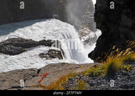 Gullfoss ('Golden Falls') - einer der beliebtesten Wasserfälle Islands, der sich in der Schlucht des Hvita-Flusses befindet und Teil des Goldenen Kreises ist Stockfoto