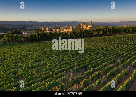 Luftaufnahme der Abtei Poblet, bei Sonnenuntergang, zwischen Weinbergen (Provinz Tarragona, Katalonien, Spanien) ESP: Vistas aéreas del Real Monasterio de Poblet Stockfoto