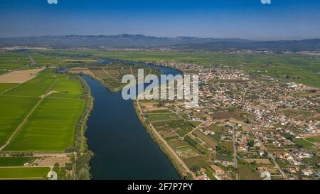 Luftaufnahme der Stadt Deltebre und des Ebro-Flusses im Ebro-Delta (Provinz Tarragona, Katalonien, Spanien) Stockfoto