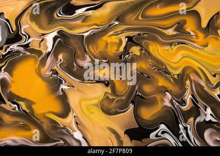 Abstrakte fließende Kunst Hintergrund dunkelorange und schwarz Farben. Flüssiger Marmor. Acrylmalerei auf Leinwand mit braunen Linien und Farbverlauf. Alkoholtinte hinten Stockfoto