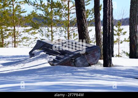 Altes verlassenes Schiff liegt am Ufer. Wintersaison Stockfoto