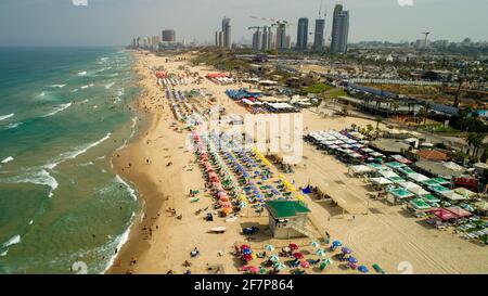 Luftaufnahmen der Küste von Rishon LeZion in Zentralisraelien. Blick nach Norden bat Yam im Hintergrund Stockfoto