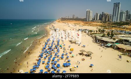 Luftaufnahmen der Küste von Rishon LeZion in Zentralisraelien. Blick nach Norden bat Yam im Hintergrund Stockfoto