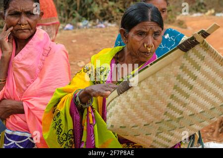 Laxmipur, Indien - 2021. Februar: Adivasi-Frauen vom Stamm Kondh kaufen am 20. Februar 2021 auf dem Laxmipur-Markt in Odisha, Indien, Rohrkörbe. Stockfoto