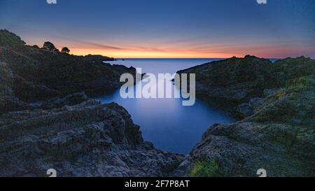 Bramant Beach, bei einem ruhigen Sommersonnenaufgang über dem Mittelmeer und der Costa Brava Küste (Cap de Creus, Katalonien, Spanien) Stockfoto