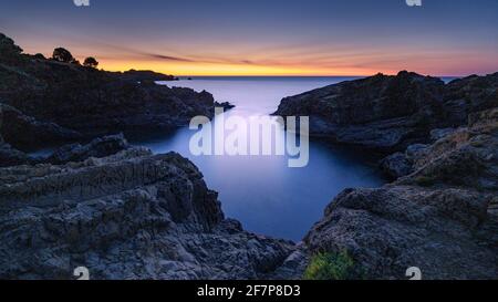 Bramant Beach, bei einem ruhigen Sommersonnenaufgang über dem Mittelmeer und der Costa Brava Küste (Cap de Creus, Katalonien, Spanien) Stockfoto