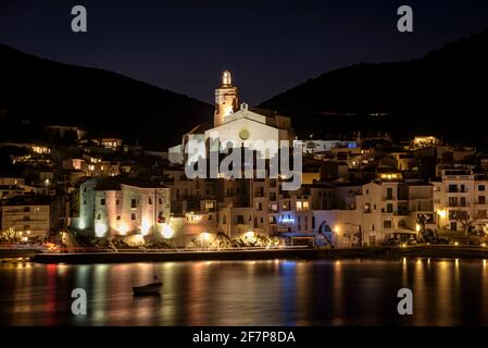 Fischerdorf Cadaqués, nachts (Cap de Creus, Costa Brava, Katalonien, Spanien) ESP: Pueblo marinero de Cadaqués, de noche (Cataluña, España) Stockfoto