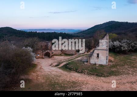 Pilisborosjeno, Ungarn - Luftaufnahme der Kopie des berühmten Schlosses von Eger in Nagy-Kevely. Stockfoto