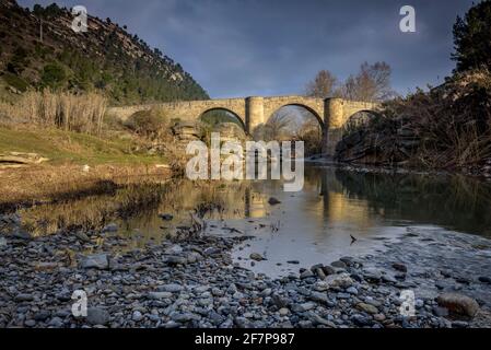 El Pont de Vilomara mittelalterliche Brücke über den Fluss Llobregat (Provinz Barcelona, Katalonien, Spanien) ESP: El puente medieval de El Pont de Vilomara Stockfoto