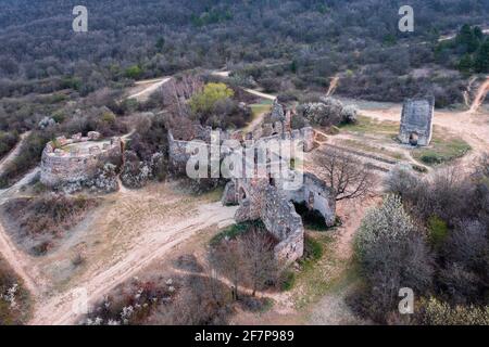 Pilisborosjeno, Ungarn - Luftaufnahme der Kopie des berühmten Schlosses von Eger in Nagy-Kevely. Stockfoto