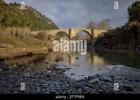 El Pont de Vilomara mittelalterliche Brücke über den Fluss Llobregat (Provinz Barcelona, Katalonien, Spanien) ESP: El puente medieval de El Pont de Vilomara Stockfoto