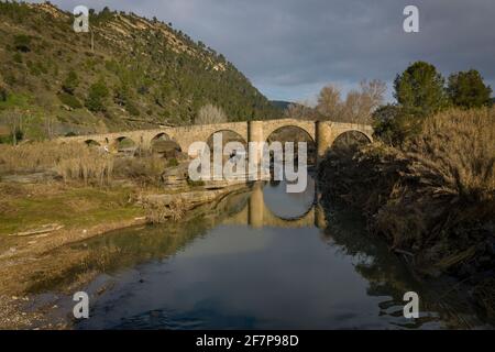 El Pont de Vilomara mittelalterliche Brücke über den Fluss Llobregat (Provinz Barcelona, Katalonien, Spanien) ESP: El puente medieval de El Pont de Vilomara Stockfoto