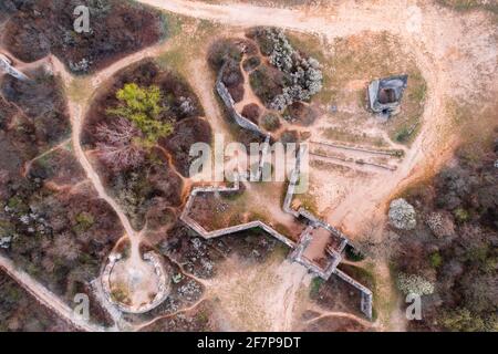 Pilisborosjeno, Ungarn - Luftaufnahme der Kopie des berühmten Schlosses von Eger in Nagy-Kevely. Stockfoto