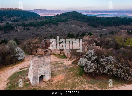 Pilisborosjeno, Ungarn - Luftaufnahme der Kopie des berühmten Schlosses von Eger in Nagy-Kevely. Stockfoto