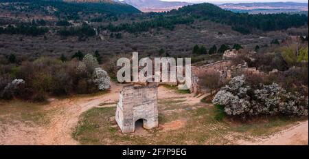 Pilisborosjeno, Ungarn - Luftaufnahme der Kopie des berühmten Schlosses von Eger in Nagy-Kevely. Stockfoto