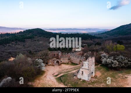 Pilisborosjeno, Ungarn - Luftaufnahme der Kopie des berühmten Schlosses von Eger in Nagy-Kevely. Stockfoto