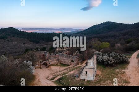 Pilisborosjeno, Ungarn - Luftaufnahme der Kopie des berühmten Schlosses von Eger in Nagy-Kevely. Stockfoto