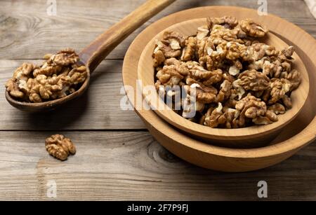 Geschälte Walnüsse in einer Holzplatte auf dem Tisch, Draufsicht Stockfoto