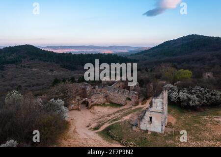 Pilisborosjeno, Ungarn - Luftaufnahme der Kopie des berühmten Schlosses von Eger in Nagy-Kevely. Stockfoto