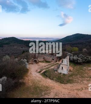 Pilisborosjeno, Ungarn - Luftaufnahme der Kopie des berühmten Schlosses von Eger in Nagy-Kevely. Stockfoto