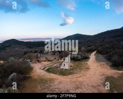 Pilisborosjeno, Ungarn - Luftaufnahme der Kopie des berühmten Schlosses von Eger in Nagy-Kevely. Stockfoto