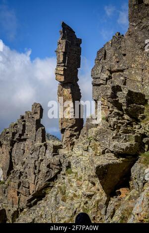 Abschließender Zufahrtskamin zum Gipfel des Canigou (Canigó). Blick auf den berühmten Gendarme-Felsen (Pyrénées Orientales, Pyrenäen, Frankreich) Stockfoto