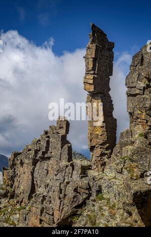 Abschließender Zufahrtskamin zum Gipfel des Canigou (Canigó). Blick auf den berühmten Gendarme-Felsen (Pyrénées Orientales, Pyrenäen, Frankreich) Stockfoto