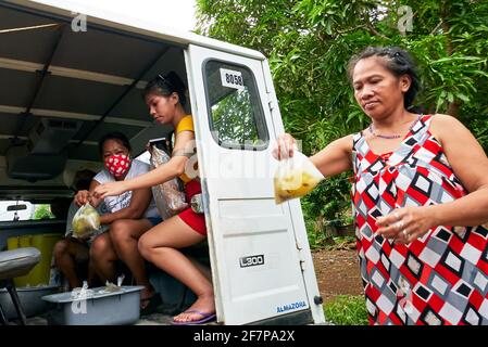 Ein Bewohner der Insel Boracay, Provinz Aklan, Philippinen, erhält bei einer Korona-Hilfsaperation im Oktober 2020 Nahrung von besorgten Nachbarn Stockfoto