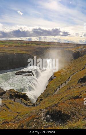 Gullfoss ('Golden Falls') - einer der beliebtesten Wasserfälle Islands, der sich in der Schlucht des Hvita-Flusses befindet und Teil des Goldenen Kreises ist Stockfoto