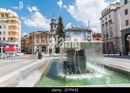 Varese, Italien. Historisches Zentrum und Platz Monte Grappa. Platz mit Springbrunnen Stockfoto