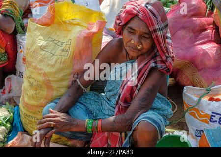 Koraput, Indien - 2021. Februar: Adivasi-Frau vom Stamm Kondh, die am 21. Februar 2021 in Odisha, Indien, Gemüse auf dem Koraput-Markt verkauft. Stockfoto