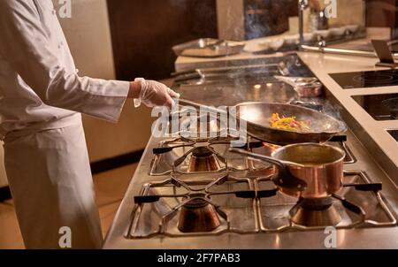 Haufen Gemüse in einer auf Feuer gekochten Metallfrittierpfanne Stockfoto