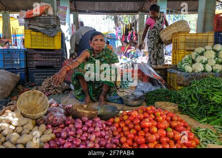 Koraput, Indien - 2021. Februar: Adivasi-Frauen aus dem Stamm der Kondh verkaufen Gemüse auf dem Koraput-Markt am 21. Februar 2021 in Odisha, Indien. Stockfoto