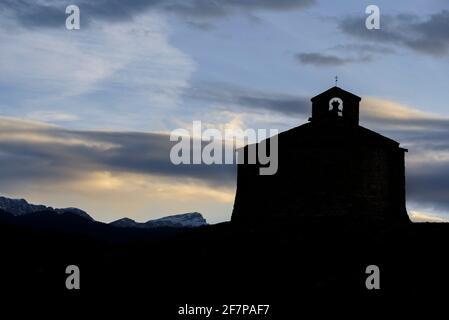 Sant Salvador de Predanies Hermitage in einem Frühlingsuntergang (Cerdanya, Katalonien, Spanien, Pyrenäen) ESP: Ermita de Sant Salvador de Predanies al atardecer Stockfoto