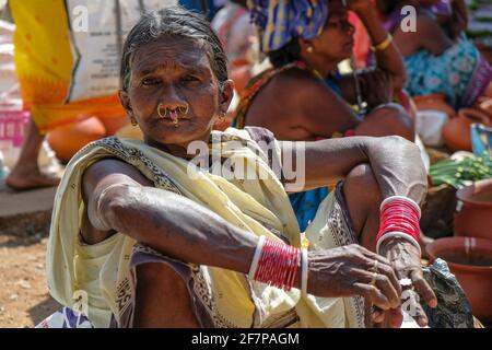 Koraput, Indien - 2021. Februar: Adivasi-Frau aus dem Stamm der Kondh verkauft Tonvasen auf dem Koraput-Markt am 21. Februar 2021 in Odisha, Indien. Stockfoto