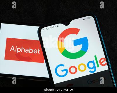 Auf diesem Foto Illustration Alphabet Inc. Und Google-Logos auf einem Smartphone angezeigt Stockfoto