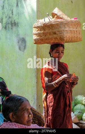 Koraput, Indien - 2021. Februar: Porträt einer Adivasi-Frau aus dem Stamm Kondh auf dem Koraput-Markt am 21. Februar 2021 in Odisha, Indien. Stockfoto